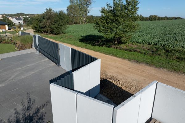 Milyen módon lehet elegánssá, különlegessé tenni egy betonkerítést?